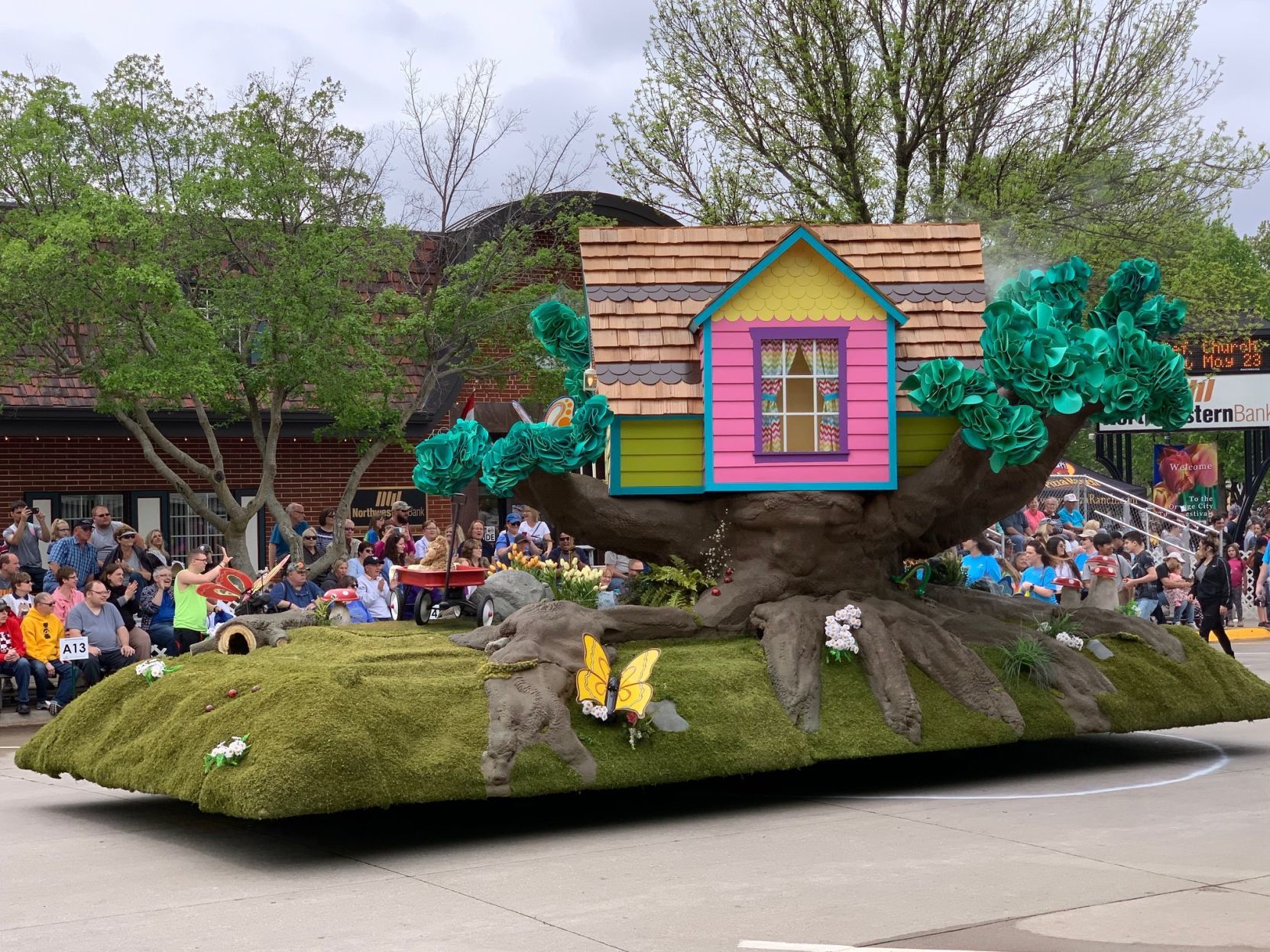 Pella float